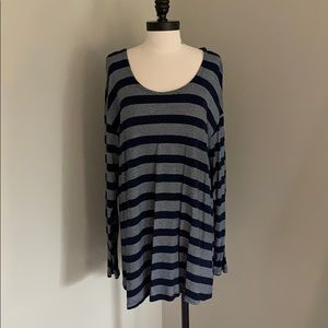 Long sleeve t-shirt in navy and white